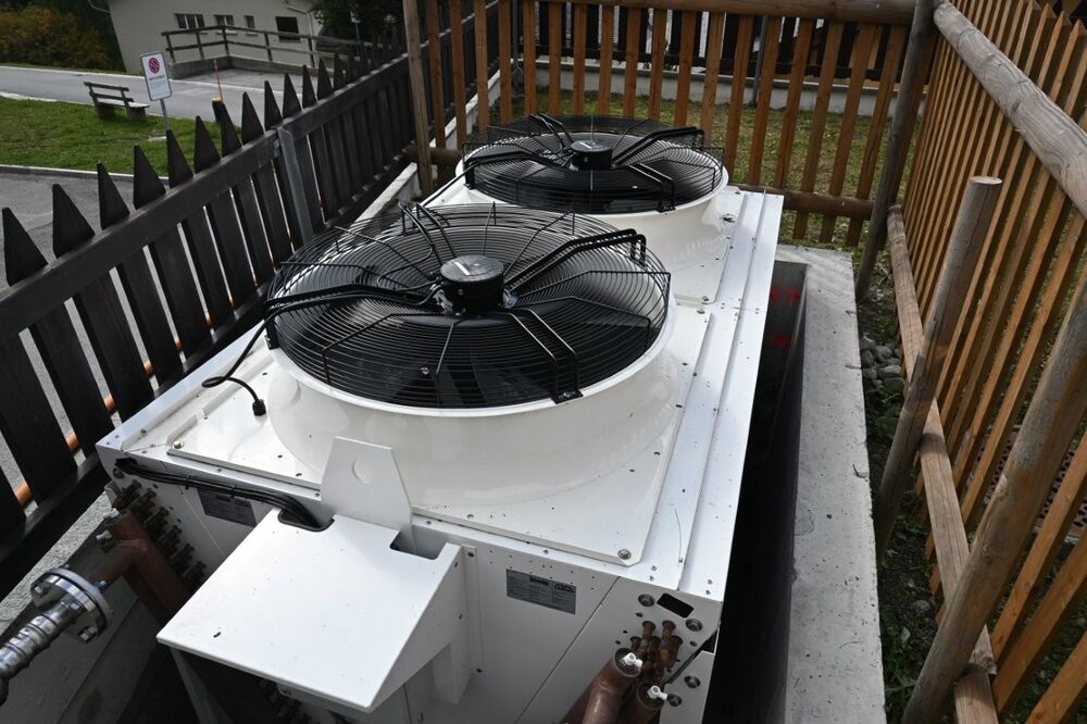 In das Anergienetz wurde ein Luftwärmetauscher (Rückwärmer) integriert. Dadurch können die Erdwärmesonden wesentlich entlastet werden.